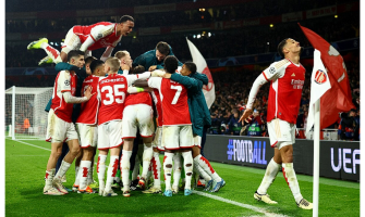 Arsenal po 14 letech opět postupuje!