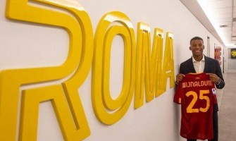 Fanoušci zpívají na letišti, aby přivítali Wijnalduma