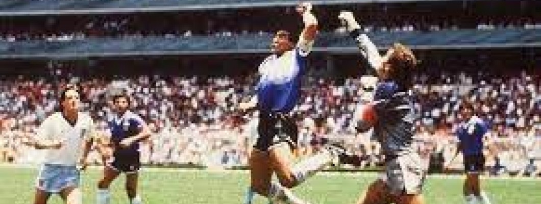 Fotbal „Hand of God“ se může stát nejdražším fotbalem na světě