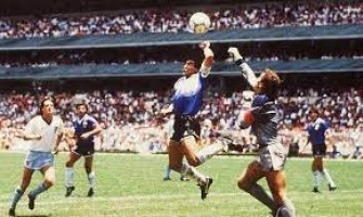 Fotbal „Hand of God“ se může stát nejdražším fotbalem na světě