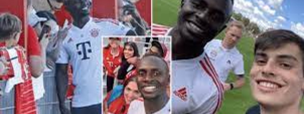 Mane podepisuje mnoho dresů Bayernu