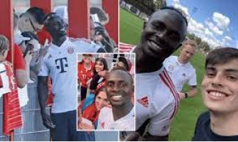 Mane podepisuje mnoho dresů Bayernu