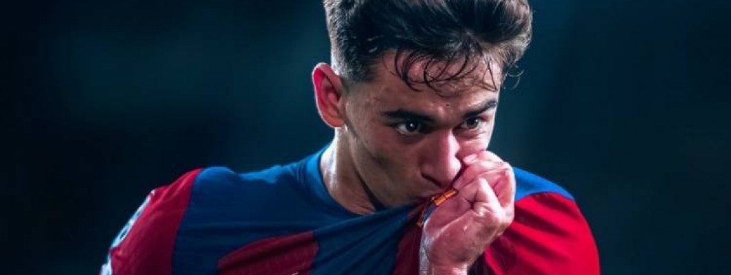 Pomocí berlí sledoval, jak spoluhráči trénují