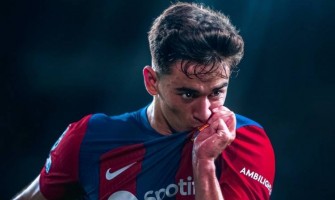 Pomocí berlí sledoval, jak spoluhráči trénují