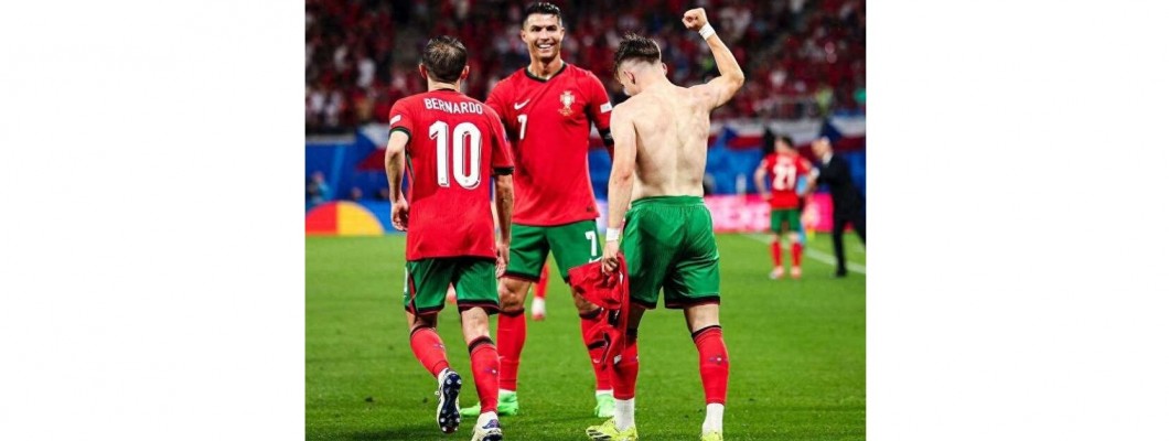 Ronaldo objímá mladé hráče s velkým úsměvem
