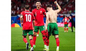 Ronaldo objímá mladé hráče s velkým úsměvem