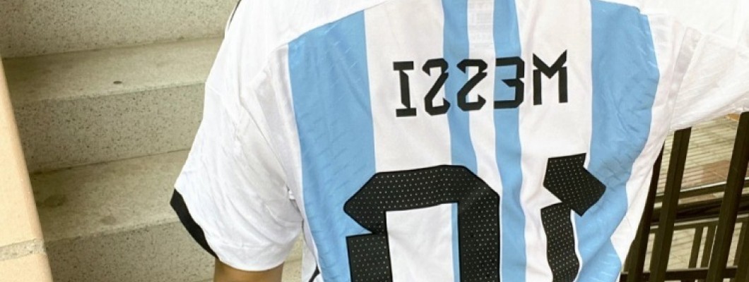 Tang Jiali obléká argentinský dres s číslem 10