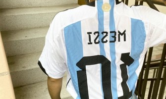 Tang Jiali obléká argentinský dres s číslem 10